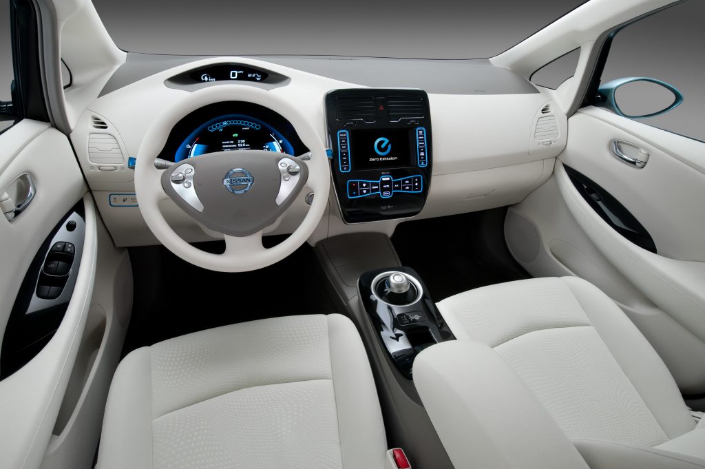 2011_nissan_LEAF_12